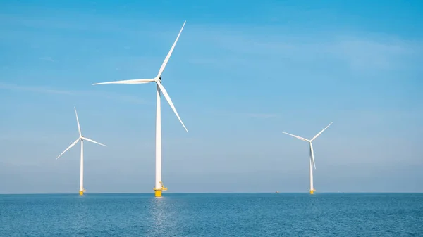 オランダの風車は青い空の緑のエネルギーコンセプトで電気を発生させます — ストック写真