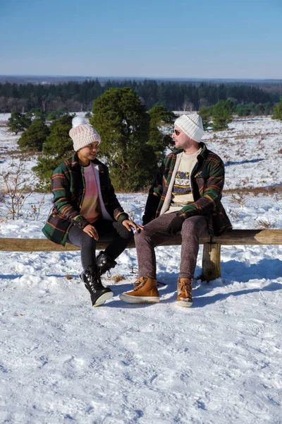 Para Mężczyzn Kobiet Siedzących Śniegu Podczas Mroźnego Zimowego Dnia Holandii — Zdjęcie stockowe