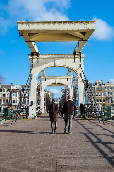 Amsterdam Niederlande Kanäle Mit Weihnachtsbeleuchtung Dezember Ein Paar Auf Städtereise — Stockfoto
