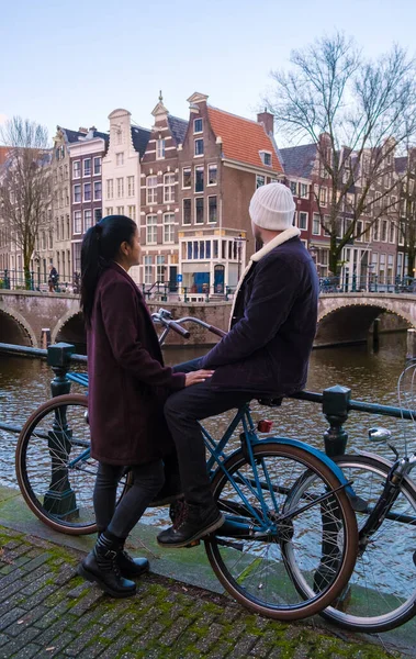 アムステルダムオランダ12月のクリスマスライト付き運河 オランダの冬の都市旅行のカップル — ストック写真