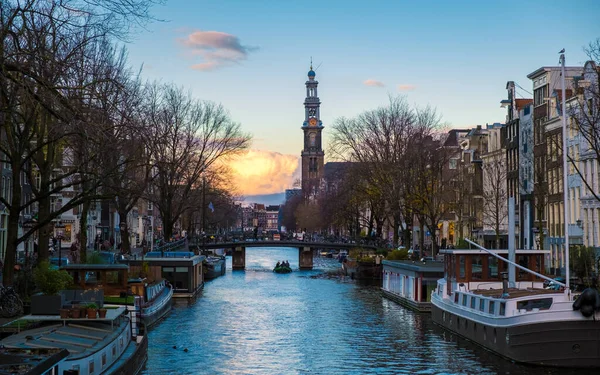 アムステルダムオランダでの冬の間の12月の夜の間にライトとオランダの運河アムステルダム — ストック写真