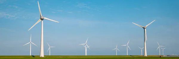 Mavi Gökyüzü Yeşil Enerji Kavramına Sahip Elektrik Üreten Yel Değirmeni — Stok fotoğraf