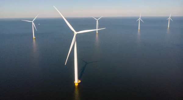 青い空の緑のエネルギーコンセプトを持つ海の風車 — ストック写真