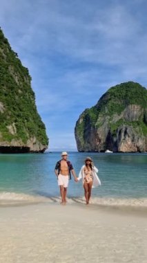 Maya Körfezi 'ndeki bir çift Koh Phi Phi Tayland Krabi