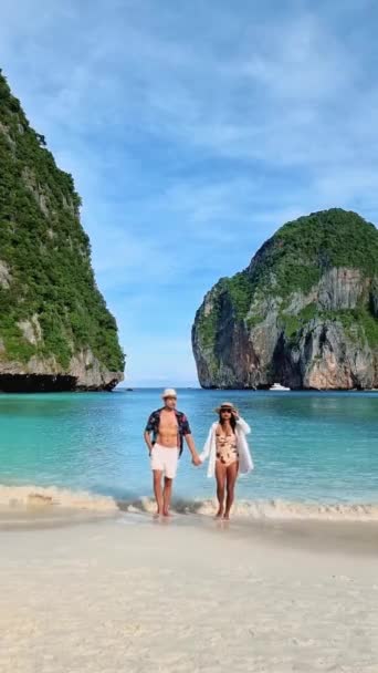 在一个阳光灿烂的日子 一对恋人在玛雅湾Koh Phi Phi Thailand海滩上 — 图库视频影像
