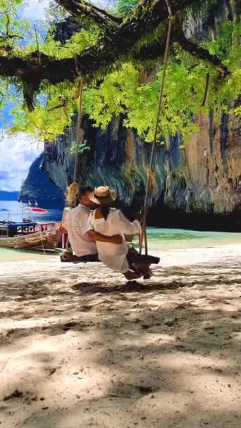 Ζευγάρι Μια Κούνια Στην Παραλία Του Hong Krabi Ταϊλάνδη — Αρχείο Βίντεο