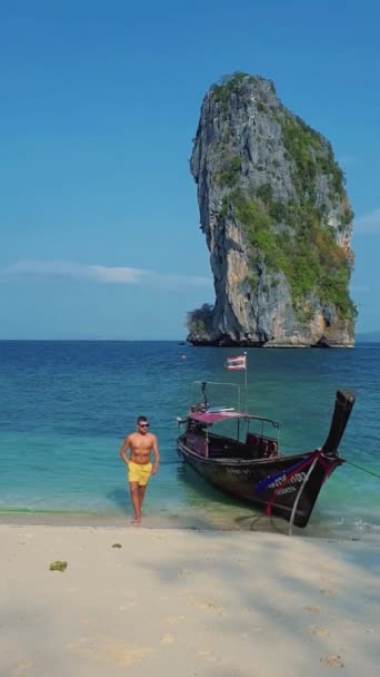 Pemuda Berjalan Pantai Koh Poda Thailand Dengan Perahu Panjang Laut — Stok Video