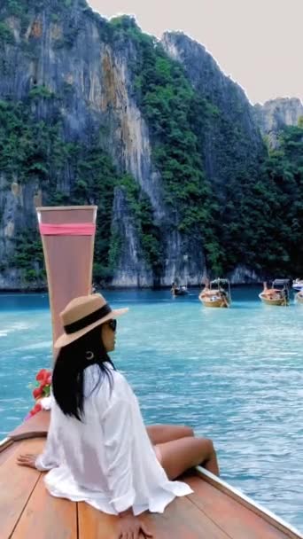 在泰国的Pileh Lagoon Koh Phi码头 一群头戴一顶帽子 头戴长尾长尾小船 头戴草皮色海洋的年轻亚洲妇女 — 图库视频影像