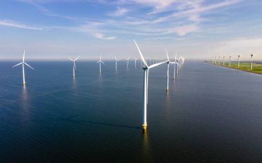 Hollanda 'da yel değirmeni türbinleri olan yel değirmeni parkındaki hava manzarası, yel değirmeni parkındaki insansız hava aracı görüntüsü.
