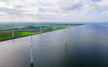 Yel değirmeni türbinli yel değirmeni parkında hava manzarası 