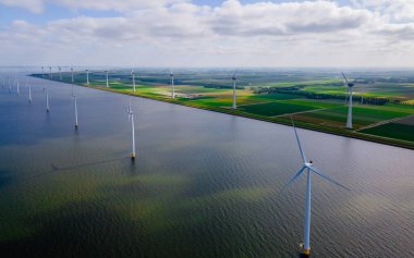Yel değirmenleri türbinleri ve mavi gökyüzü olan yel değirmeni parkında hava manzarası