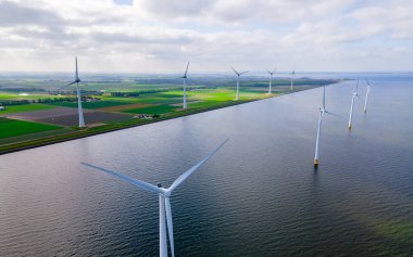 Yel değirmenleri türbinleri ve mavi gökyüzü olan yel değirmeni parkında hava manzarası