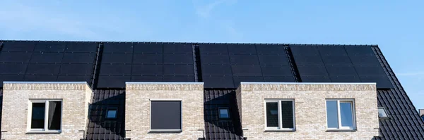 Recentemente Construir Casas Com Painéis Solares Ligados Telhado Contra Céu — Fotografia de Stock