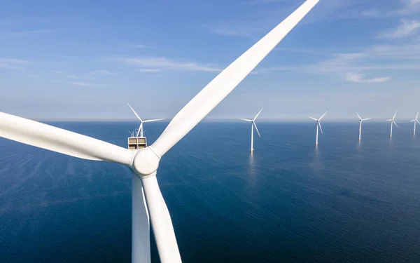 洋上に風車のある風車公園 — ストック写真