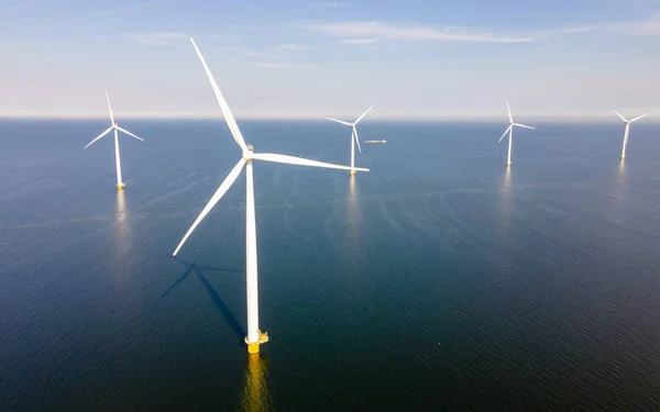 Větrné Turbíny Modrá Obloha Zelené Energetické Větrné Turbíny — Stock fotografie