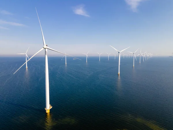Turbiny Wiatraków Błękitne Niebo Wytwarzające Energię Elektryczną Transformacja Zielonej Energii — Zdjęcie stockowe