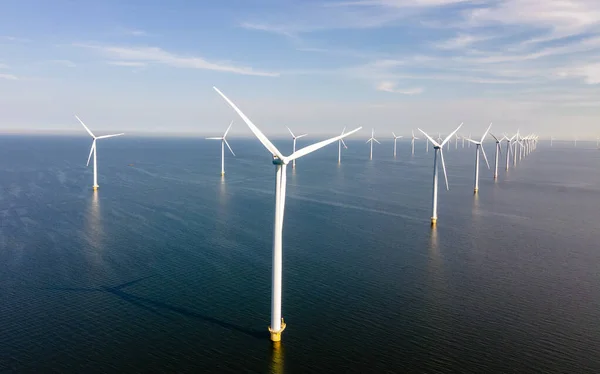 产生绿色能源的风力涡轮机 欧洲的能源转型 — 图库照片