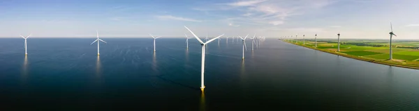 Turbinas Moinhos Vento Céu Azul Gerando Eletricidade Transição Energia Verde — Fotografia de Stock