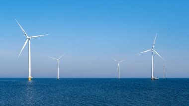 Yel değirmenleri türbinli yel değirmeni parkı Avrupa 'da yeşil enerji geçişi sağlıyor