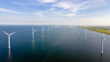 Hollanda Flevoland 'daki Ijsselmeer Gölü' nde yel değirmeni türbinleriyle Windmill parkında insansız hava aracı görüntüsü