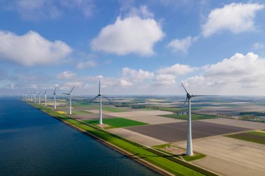 Hollanda 'daki Windmill parkında hava aracı görüntüsü. Yel değirmenleri türbinleri elektrik yeşil enerji geçişi üretiyor.
