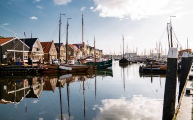 Urk Hollanda Eylül 2020, balıkçı tekneleri ve sudaki yansıması ile Urk 'un eski limanı. 