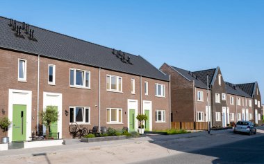 Hollanda Suburban bölgesinde bir dizi modern aile evleri, Hollanda 'da yeni inşa edilmiş modern aile evleri