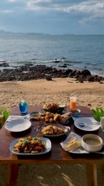 Pattaya Tayland sahilinde Tayland yemeği ve bbq balığı ile yemek masası..