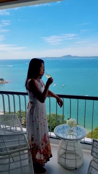 Asijské Ženy Pily Koktejly Balkóně Hotelu Pattaya Thailand — Stock video
