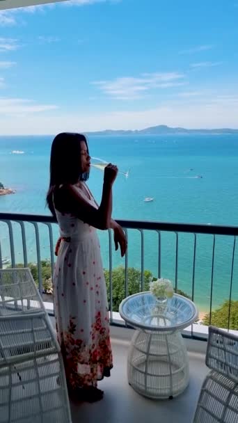 Azjatyckie Tajki Piły Koktajle Balkonie Hotelu Pattaya Tajlandia — Wideo stockowe