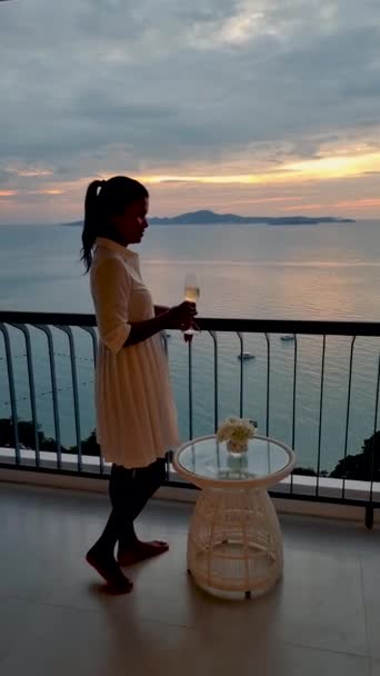 Asyalı Kadınlar Gün Batımında Pattaya Tayland Bir Otelin Balkonunda Şampanya — Stok video
