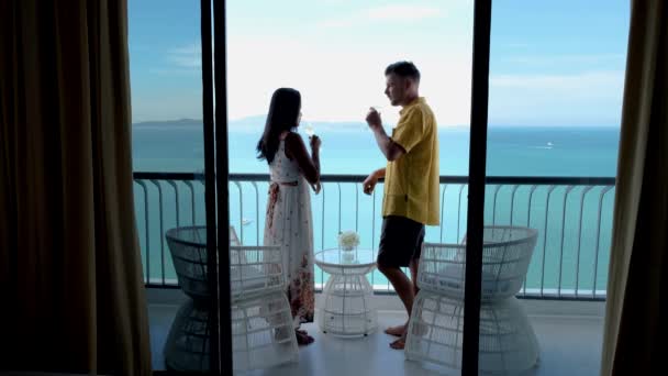 Paar Trank Cocktails Auf Dem Balkon Eines Hotels Pattaya Thailand — Stockvideo