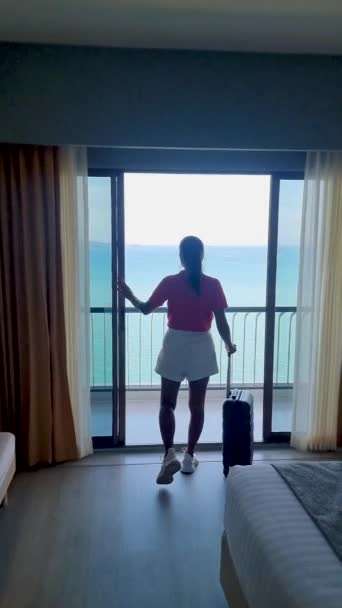 在泰国的一家酒店 带着手提箱的亚洲妇女正在观望大海 — 图库视频影像
