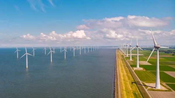 Tuulimyllyturbiinit Jotka Tuottavat Sähköä Sinisen Taivaan Vihreän Energian Konseptilla — kuvapankkivalokuva