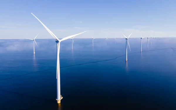 風車が海に浮かぶ風車公園の空中風景 — ストック写真