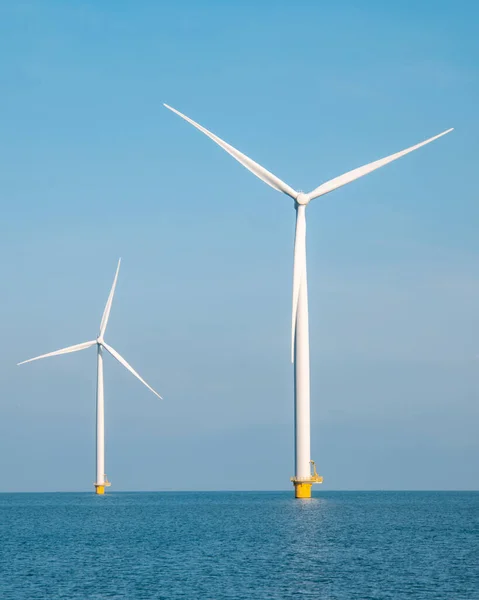 風力発電機は青い空の緑のエネルギーコンセプトで発電する — ストック写真