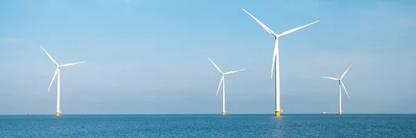 采用蓝天绿色能源概念的风力涡轮机发电 — 图库照片