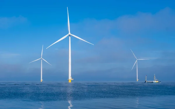 冬季风车和风车涡轮机在风车公园的空中景观 在荷兰Urk用蓝天绿色能源概念发电 — 图库照片