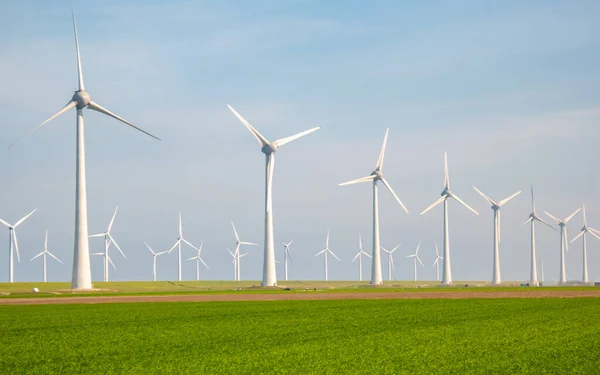 Kék Égbolt Zöld Energia Koncepciójú Villamos Energiát Termelő Szélerőmű Turbinák — Stock Fotó