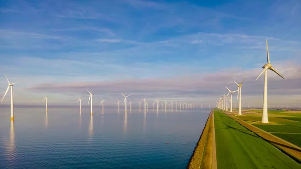 터빈을 사용하여 하늘의 에너지 개념을 전기를 생산하는 공원의 — 스톡 사진