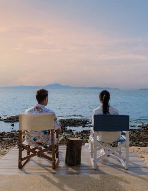 Çiftler Pattaya Tayland 'da bir restoranda yemek yiyorlar.
