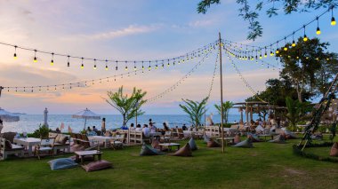Pattaya Tayland Aralık 2022, Pattaya Tayland 'da günbatımında Oxygen Sahili vahası kafe restoranı manzaralı.. 