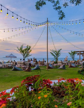 Pattaya Tayland Aralık 2022, Pattaya Tayland 'da günbatımında Oxygen Sahili vahası kafe restoranı manzaralı.. 
