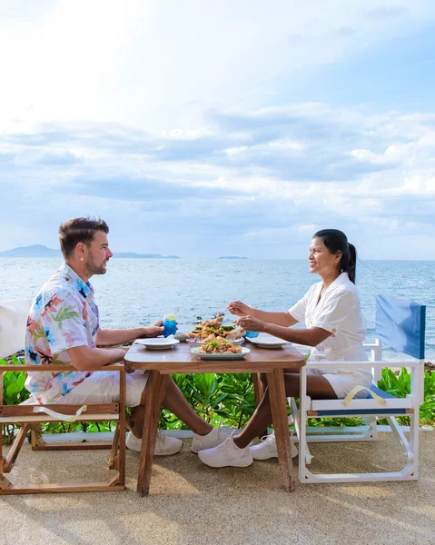 Koppel Lunchen Een Restaurant Met Uitzicht Oceaan Van Pattaya Thailand — Stockfoto