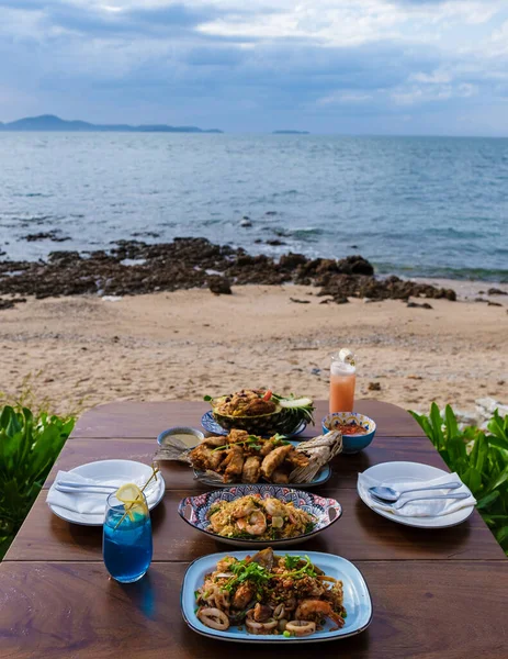 Mesa Cena Con Comida Tailandesa Pescado Barbacoa Playa Pattaya Tailandia — Foto de Stock