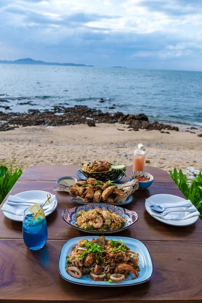 日没時にパタヤタイのビーチでタイ料理とBbq魚とディナーテーブル — ストック写真