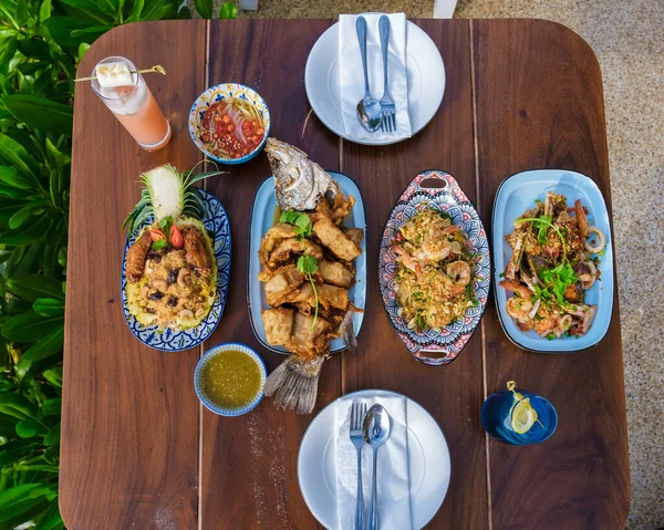 Stół Tajskim Jedzeniem Rybami Bbq Plaży Pattaya Tajlandii — Zdjęcie stockowe