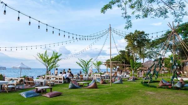 Pattaya Tayland Aralık 2022, Pattaya Tayland 'daki Oksijen Sahil Vahası Kafe Restoranı manzaralı.. 