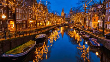 Amsterdam 'da Noel, Aralık boyunca Noel ışıklarıyla, geceleyin Amsterdam' ın Kanal Tarihi Merkezi 'nde, kış akşamı,. 