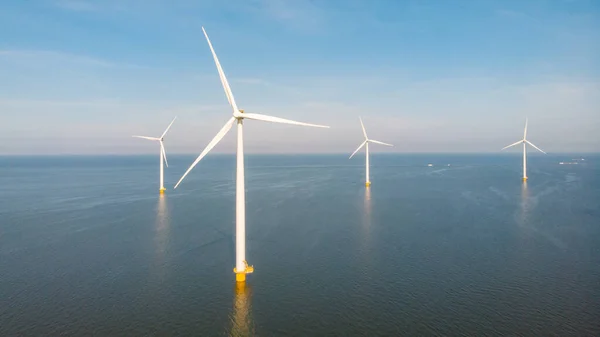 青い空の緑のエネルギーコンセプトで電気を発生させる海洋タービンの風車のドローンの空中ビュー — ストック写真